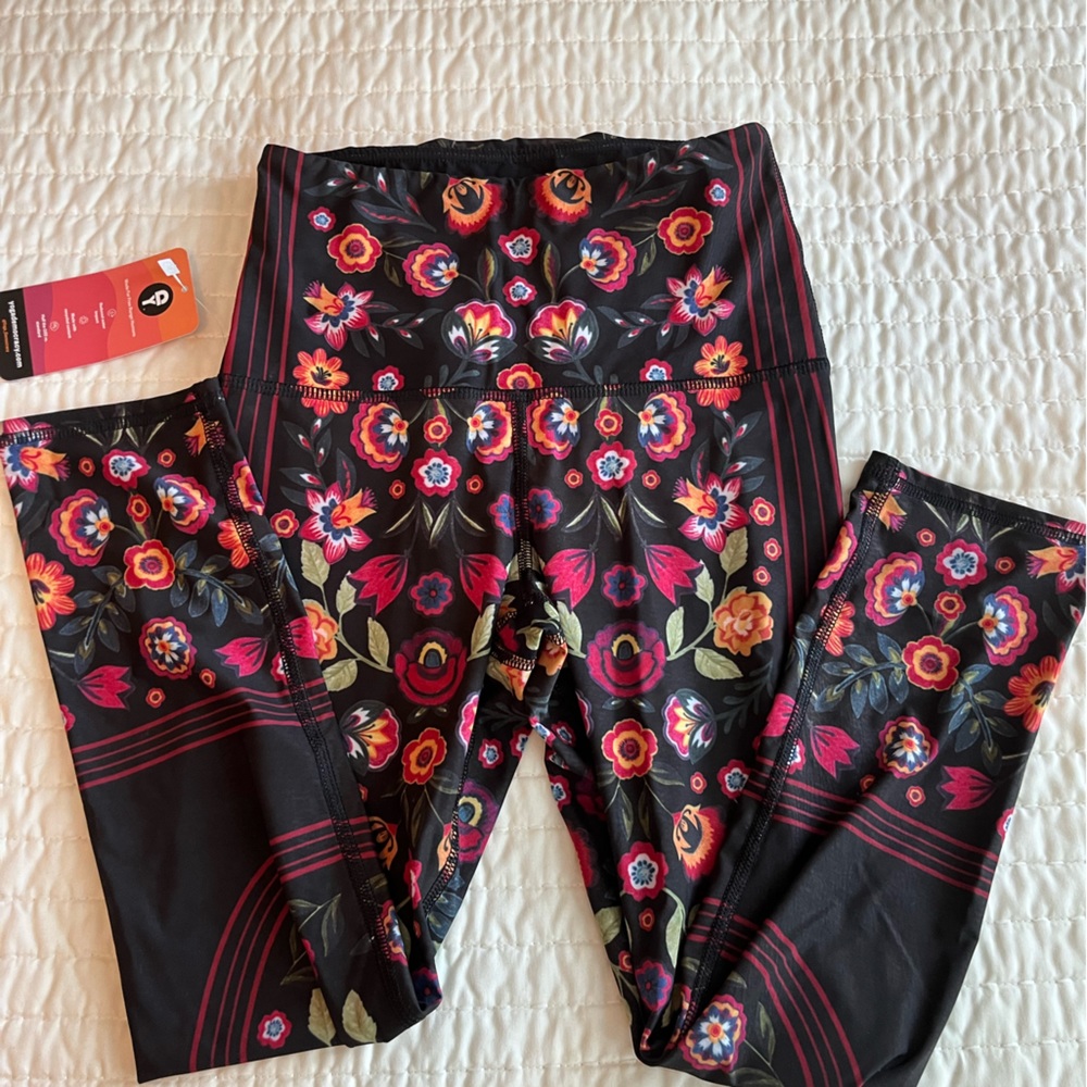 NWT Yoga Democracy high rise crops xs in Folklore Russian doll floral print